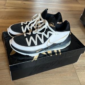 Nike LeBron 17 Low X711 Mens White and Black Athletic shoe Size 11.5